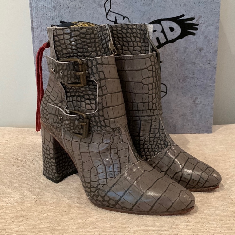 FREEBIRD BY STEVEN JOEY BOOTS IN STONE CROCO LEATHER W/FLARED WRAP HEEL SIZE 8 - Picture 12 of 16